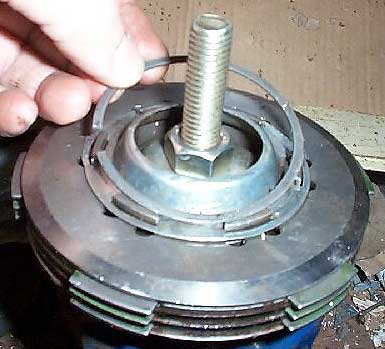 Vespa smallframe clutch rebuild - clutch bell and retaining ring