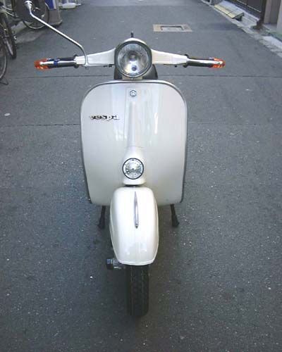 Front of Vespa 125 ET3