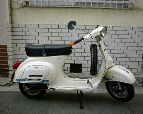 Right hand side of Vespa 125 ET3