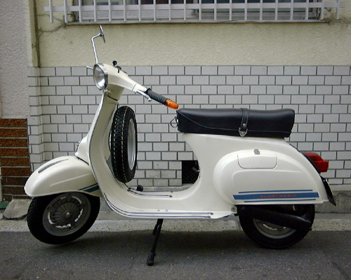 Left hand side of Vespa 125 ET3
