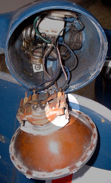 back of a Vespa smallframe headlight showing bulb retaining clip