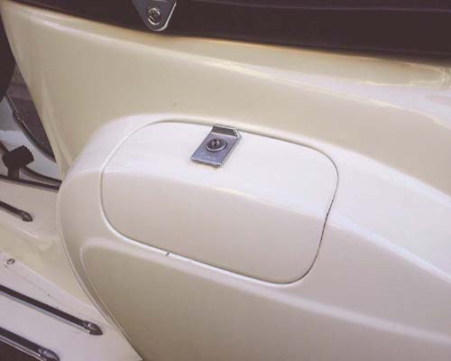 Vespa 125 ET3 side locker